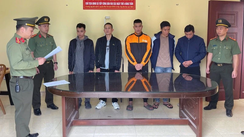 Cơ quan An ninh điều tra, Công an tỉnh Tuyên Quang đọc quyết định khởi tố, bắt tạm giam các đối tượng.