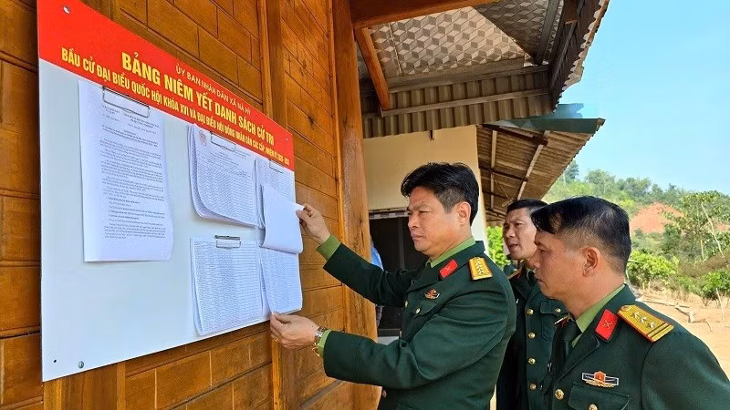 Đại tá Trịnh Đức Thiêm, Chỉ huy trưởng Bộ Chỉ huy Quân sự tỉnh Điện Biên kiểm tra công tác chuẩn bị bầu cử tại xã biên giới Nà Hỳ. 