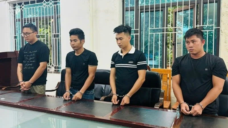 Các đối tượng tại cơ quan công an.