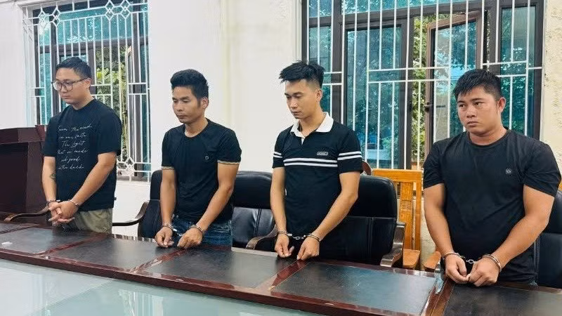 Các đối tượng tại cơ quan công an.