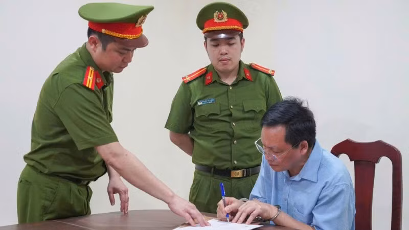 Giám đốc Trung tâm trợ giúp xã hội tỉnh Phú Thọ Vũ Doanh Nam tại cơ quan điều tra.