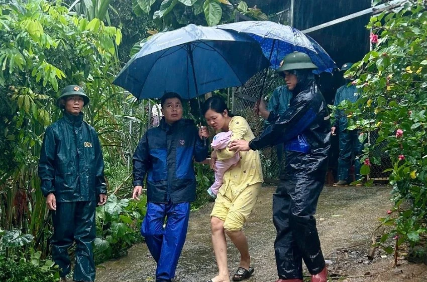 Các cấp chính quyền địa phương xã Cao Phong, tỉnh Phú Thọ nỗ lực giúp người dân đến nơi ở an toàn.