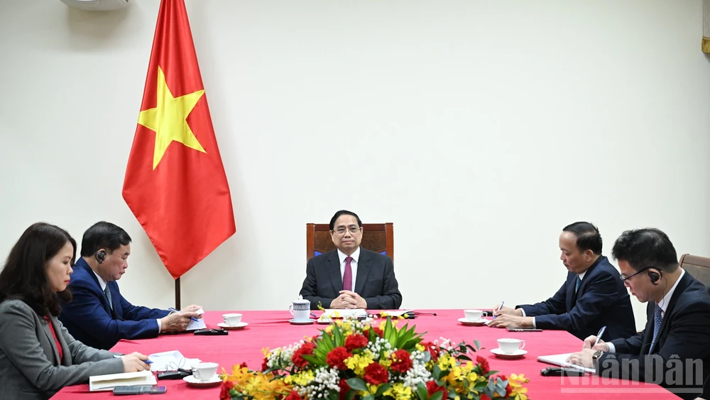 Thủ tướng Phạm Minh Chính điện đàm với Thủ tướng Singapore Lawrence Wong.