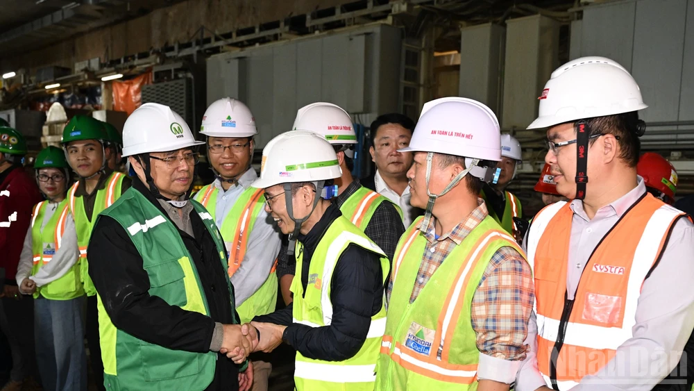 Thủ tướng Phạm Minh Chính thăm, chúc Tết các đơn vị thi công Dự án tuyến đường sắt đô thị số 3, đoạn Nhổn-Ga Hà Nội.