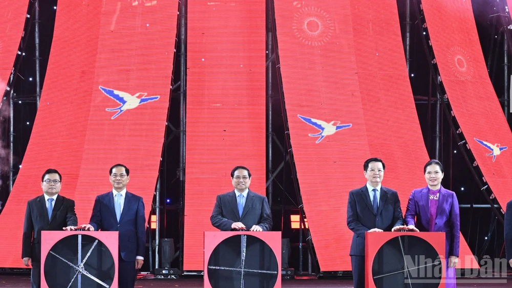 Thủ tướng Phạm Minh Chính và các đại biểu nhấn nút khai mạc Hội chợ.