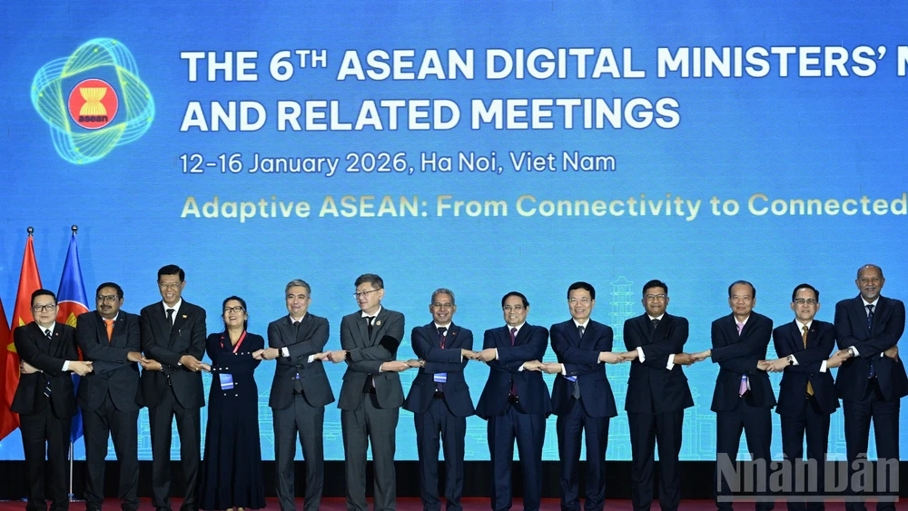 Thủ tướng và các đại biểu tham dự hội nghị.