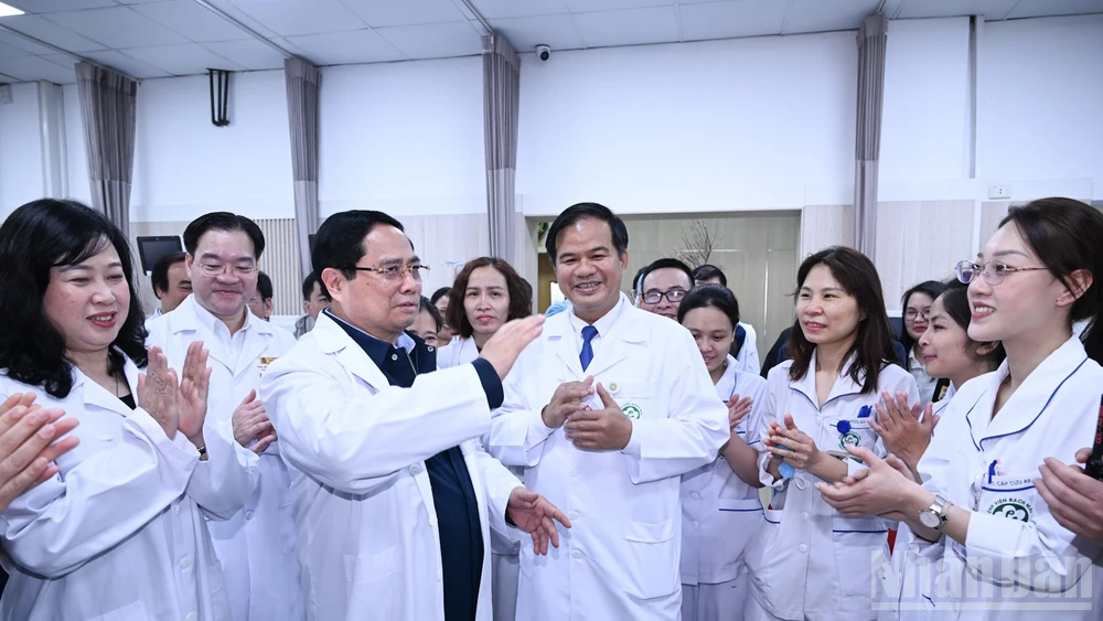 Thủ tướng Phạm Minh Chính chúc Tết, giao nhiệm vụ cho các cán bộ, bác sĩ, nhân viên y tế Bệnh viện Bạch Mai.