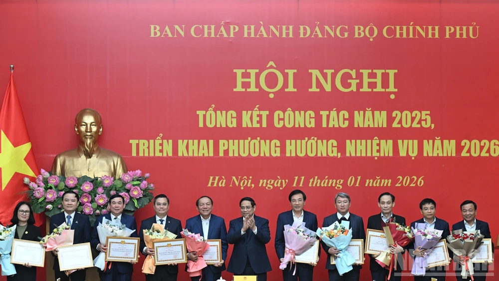Thủ tướng Phạm Minh Chính, Bí thư Đảng ủy Chính phủ trao tặng Bằng khen cho các tập thể thuộc Đảng bộ Chính phủ.