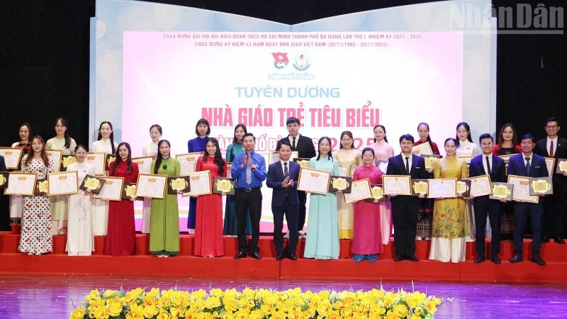 Tuyên dương “Nhà giáo trẻ tiêu biểu”.