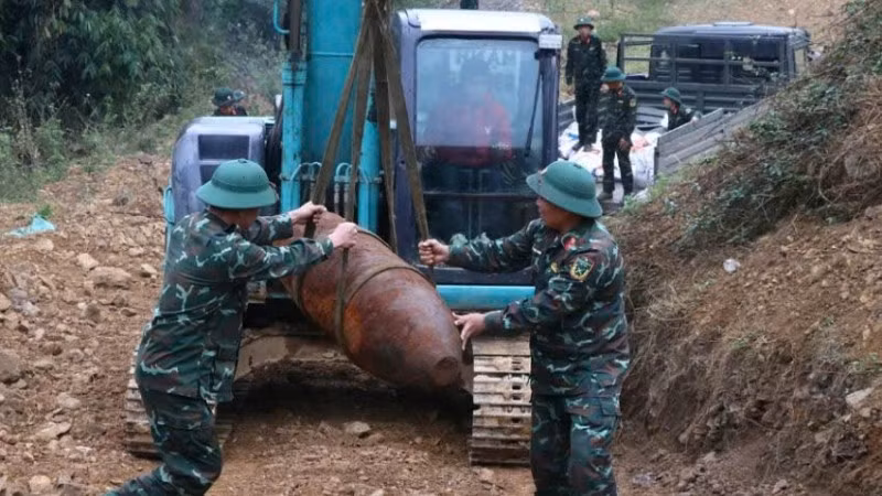 Lực lượng chức năng Bộ Chỉ huy Quân sự tỉnh Phú Thọ vận chuyển bom đến nơi hủy nổ an toàn.