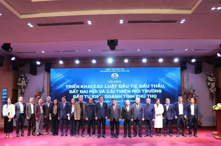 Phó Thủ tướng Nguyễn Chí Dũng chụp ảnh lưu niệm cùng các đại biểu.