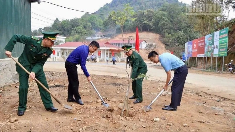 Cán bộ xã và Đồn Biên phòng Phiêng Pằn, tỉnh Sơn La tham gia trồng cây dọc hai bên đường khu trung tâm xã.