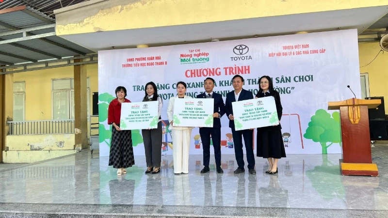 đại biểu trao tặng cây xanh cho địa phương. (Ảnh: NGHĨA TRỤ)