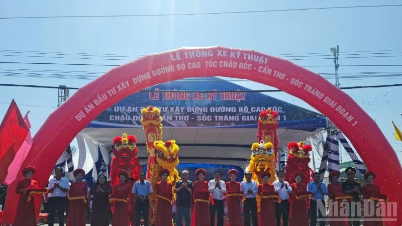 Quang cảnh cắt băng thông xe kỹ thuật.