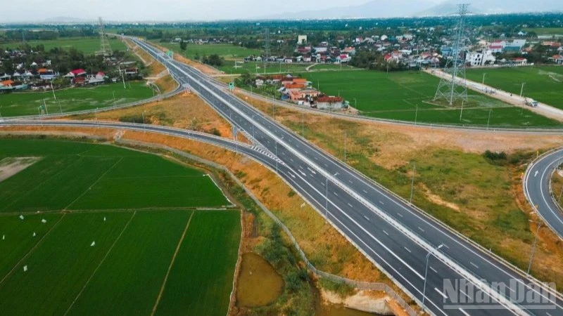 Trên địa bàn các tỉnh từ Quảng Ngãi đến Khánh Hòa, tuyến cao tốc bắc-nam phía đông đã hoàn thành 214km trong tổng số 267km từ Quảng Ngãi đến phía nam hầm Cù Mông.