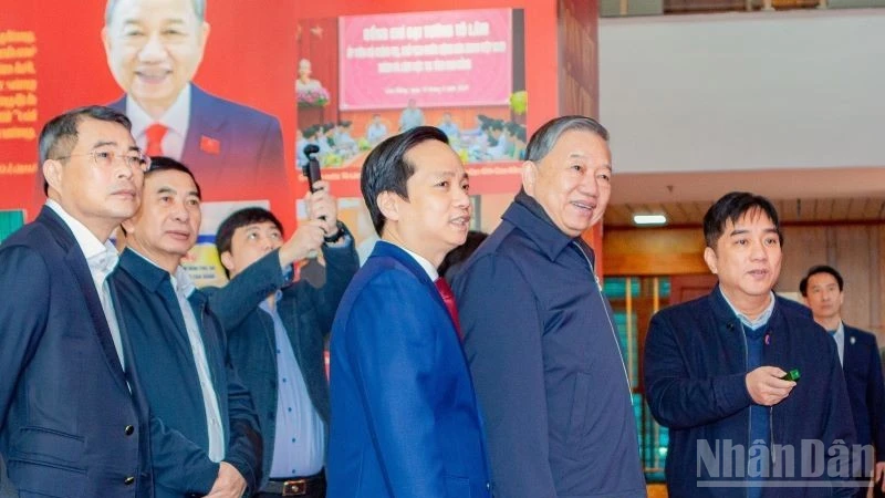 Ông Hồ Minh Hoàng, Chủ tịch Tập đoàn Đèo Cả báo cáo với Tổng Bí thư Tô Lâm và đoàn đại biểu tại triển lãm 10 sự kiện nổi bật tỉnh Cao Bằng.