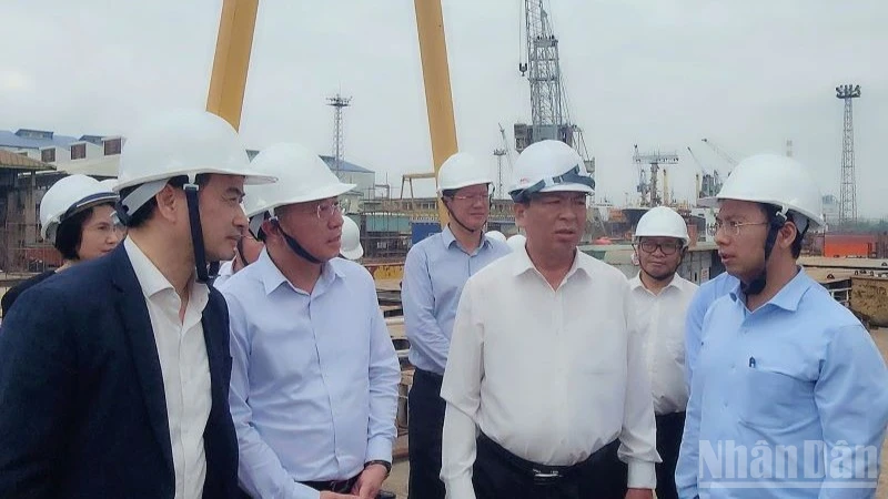 Bộ trưởng Xây dựng Trần Hồng Minh (thứ hai từ trái sang) nghe lãnh đạo các đơn vị đóng tàu báo cáo tình hình khó khăn do việc điều chỉnh quy hoạch gây ra.