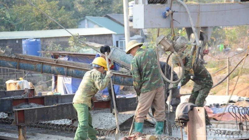 Cán bộ, công nhân Công ty Công ty cổ phần Đầu tư và xây dựng giao thông Phương Thành triển khai đúc dầm cầu Khuổi Quận bắc qua sông Cầu.