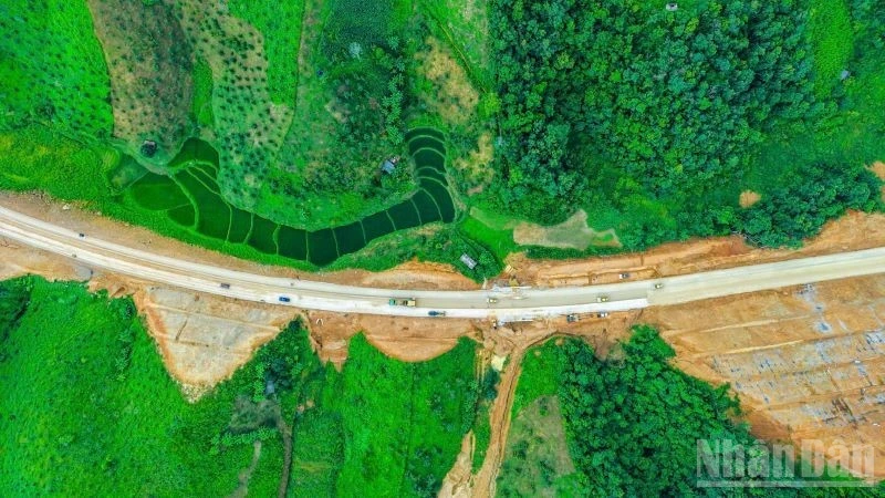 Công trường thi công đường cao tốc Đồng Đăng-Trà Lĩnh lúc nào cũng rộn ràng tiếng máy móc thi công.