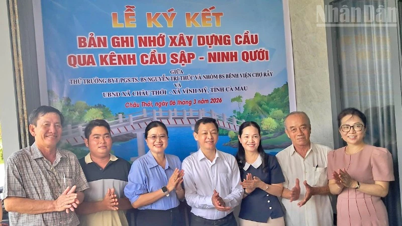 Đại diện các đơn vị tài trợ và lãnh đạo xã Châu Thới tại buổi lễ ký kết tài trợ xây dựng cầu nông thôn. (Ảnh: VĂN MẪN)