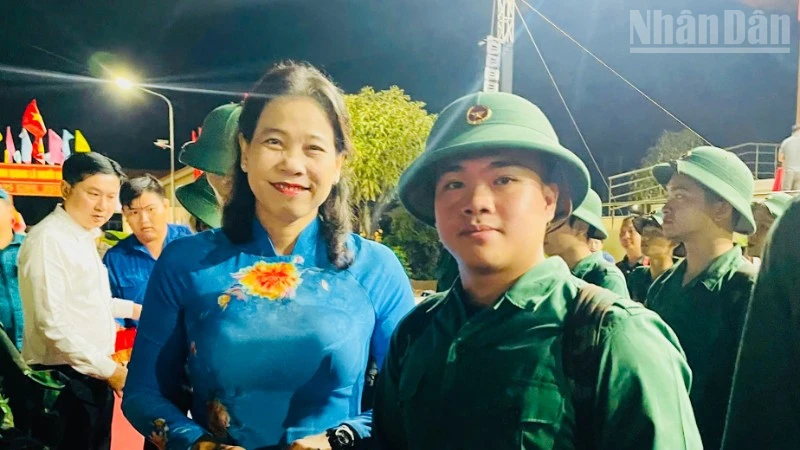 Đồng chí Tô Việt Thu - Thường vụ Tỉnh ủy Cà Mau, Bí thư Đảng ủy phường Bạc Liêu trao tặng quà và lưu luyến tiễn đưa thanh niên của phường lên đường làm nghĩa vụ quân sự năm 2026. (Ảnh HỒNG THƠ)