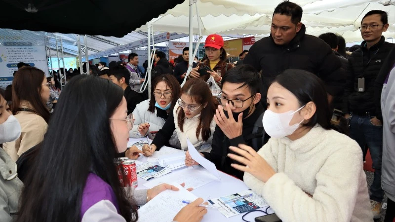 Các doanh nghiệp tìm kiếm lao động tại Ngày hội việc làm được tổ chức ngay sau Tết Nguyên đán Ất Tỵ 2025, tại Khu công nghiệp VSIP Nghệ An.