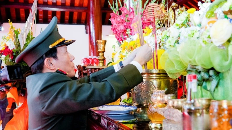 Đại tướng Lương Tam Quang, Ủy viên Bộ Chính trị, Bộ trưởng Công an, dâng hương tưởng niệm cố Bộ trưởng Trần Quốc Hoàn. 