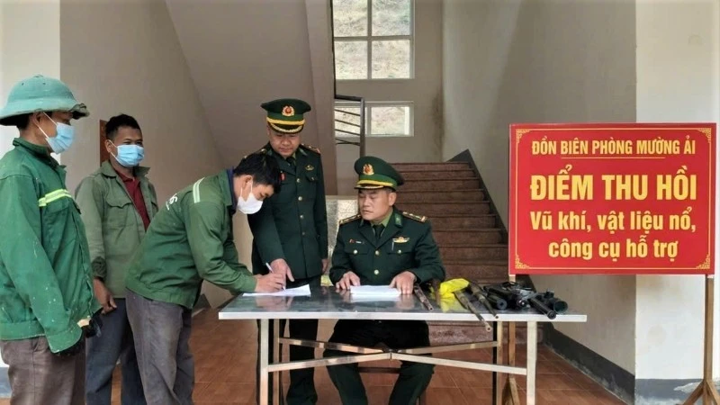 Người dân tự nguyện giao nộp vũ khí tự chế, vật liệu nổ cho Đồn Biên phòng Mường Ải. (Ảnh: HẢI THƯỢNG)