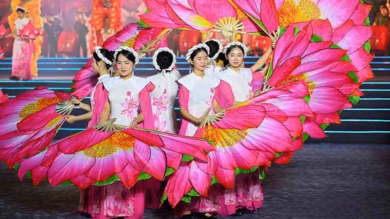 Tiết mục biểu diễn tại Khai mạc Lễ hội Làng Sen 2025. (Ảnh: THÀNH CƯỜNG)