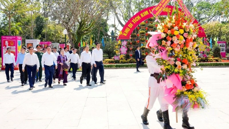 Đồng chí Trần Thanh Mẫn về Khu Di tích quốc gia đặc biệt Kim Liên dâng hoa, dâng hương tưởng niệm Chủ tịch Hồ Chí Minh.