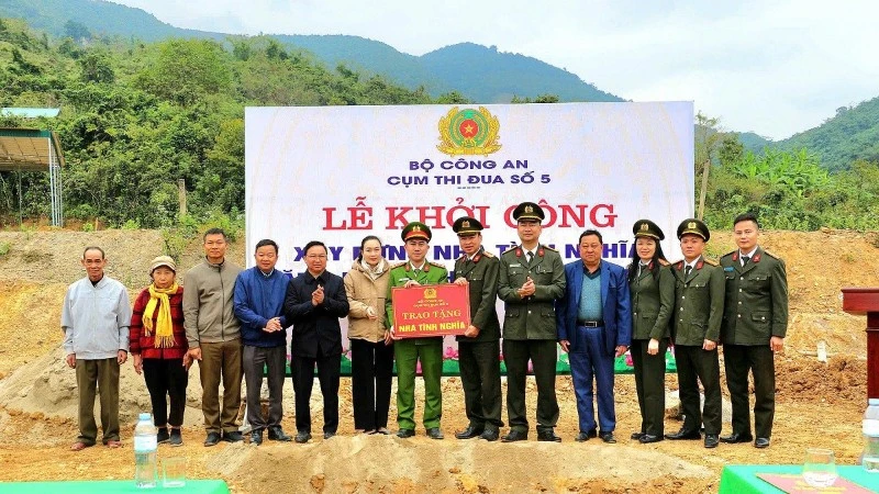 Công an tỉnh Nghệ An - đại diện Cụm thi đua số 5 Bộ Công an trao biển tượng trưng nhà tình nghĩa tặng Đại úy Lô Đình Quang. (Ảnh: CÔNG AN NGHỆ AN)