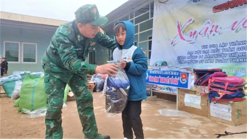 Trao tặng áo ấm cho học sinh Trường tiểu học Tri Lễ 2 (điểm bản Huồi Mới). (Ảnh: LÊ THẠCH)