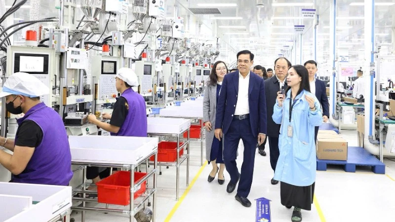 Chủ tịch Ủy ban nhân dân tỉnh Nghệ An Võ Trọng Hải tham quan dây chuyền sản xuất tại Công ty trách nhiệm hữu hạn công nghệ chính xác Luxcase (Việt Nam), một trong 6 pháp nhân của Tập đoàn Luxshare đầu tư tại Khu công nghiệp VSIP.