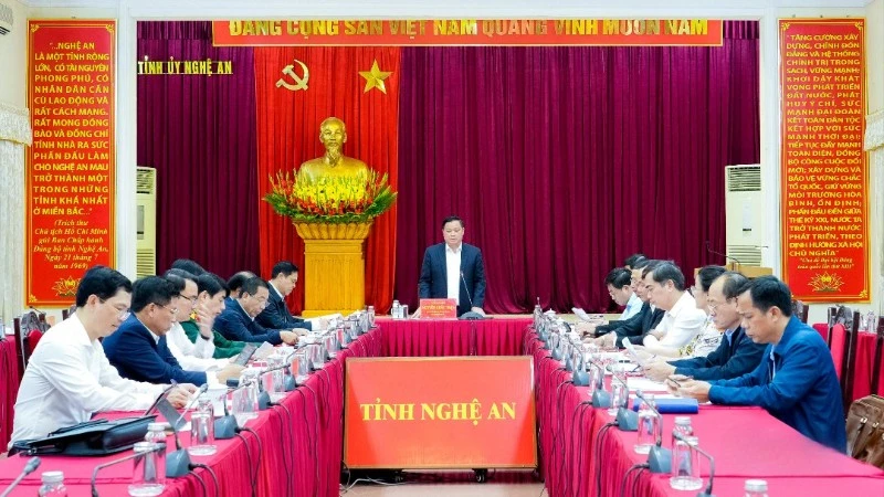 Đồng chí Nguyễn Khắc Thận, Ủy viên Trung ương Đảng, Bí thư Tỉnh ủy Nghệ An phát biểu chỉ đạo tại hội nghị về tình hình và tiến độ triển khai các công trình, dự án trọng điểm.