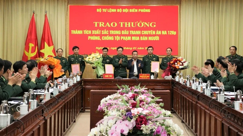 Thiếu tướng Nguyễn Văn Thiện, Phó Tư lệnh Bộ đội Biên phòng trao thưởng Ban chuyên án và lực lượng tham gia đấu tranh Chuyên án NA126p.