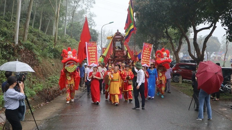 Nghi lễ rước kiệu tại Lễ hội đền Vua Mai. (Ảnh tư liệu)