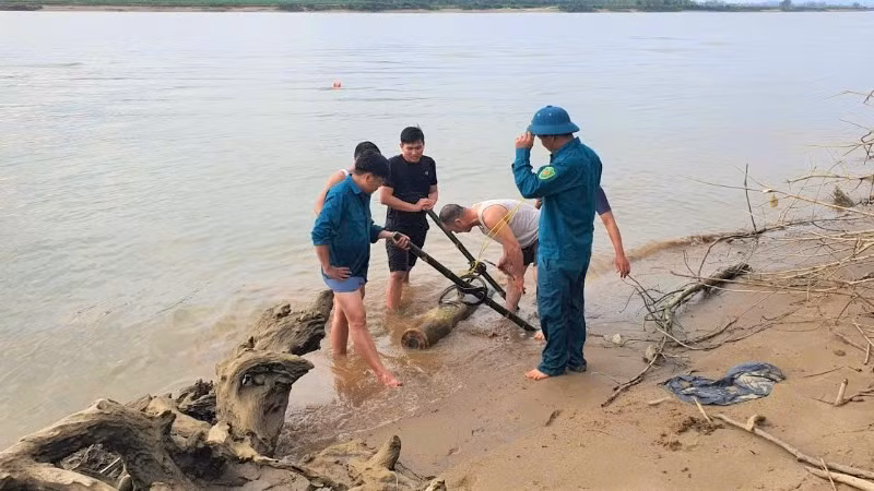 Quả bom phát lộ cách bờ sông khoảng 20m. (Ảnh: TRỌNG KIÊN)