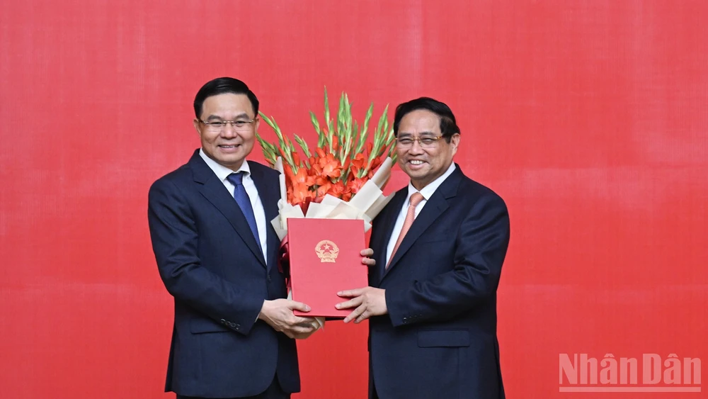Thủ tướng Phạm Minh Chính trao Quyết định bổ nhiệm và tặng hoa chúc mừng đồng chí Lê Mạnh Hùng.
