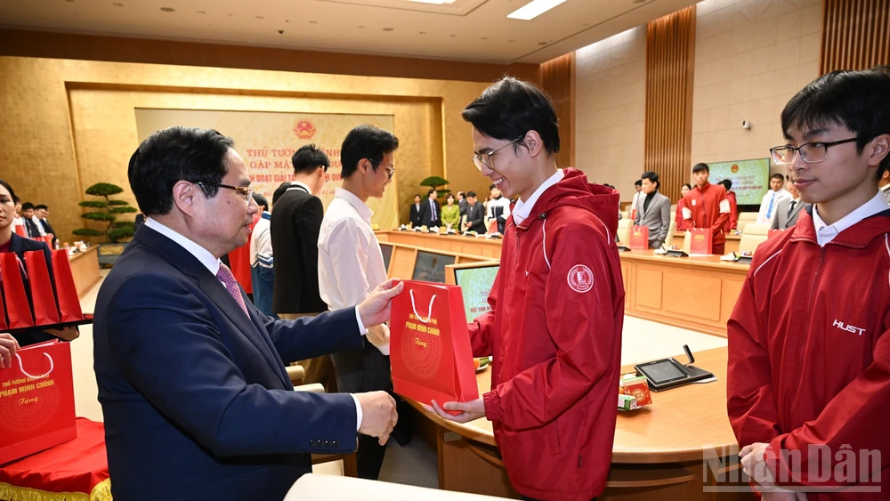 Thủ tướng Phạm Minh Chính trao tặng quà cho các học sinh đoạt giải tại các kỳ thi quốc tế năm 2025.