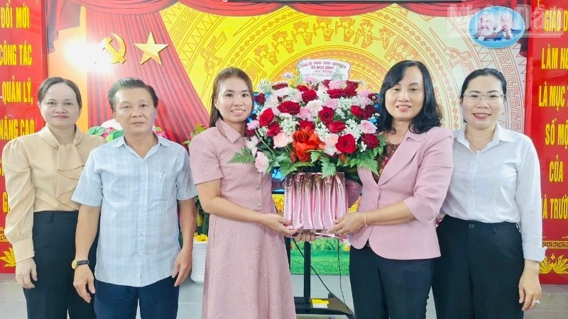 Đồng chí Đỗ Ái Lam, Chủ tịch Ủy ban nhân dân xã Hòa Bình (Cà Mau) cũng lãnh đạo các ngành của xã đến thăm, tặng hoa và chúc mừng các thầy cô giáo tại Trường mầm non Hoa Hồng. (Ảnh: HỒNG ĐÀO)