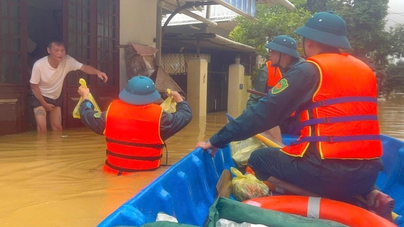 Lực lượng vũ trang địa phương vẫn ngày đêm có mặt ở những nơi khó khăn nhất, nơi người dân đang oằn mình chống chọi với nước bạc nhiều ngày liền.