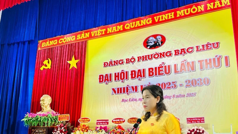 Đồng chí Tô Việt Thu, Ủy viên Ban Thường vụ Tỉnh ủy Cà Mau, Bí thư Đảng ủy phường Bạc Liêu nêu quyết tâm phấn đấu của Đảng bộ phường trong nhiệm kỳ mới 2025-2030. (Ảnh: TRỌNG DUY)