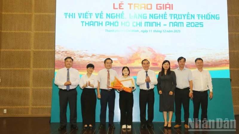 Ban tổ chức chụp ảnh kỷ niệm cùng tác giả đoạt giải Nhất.