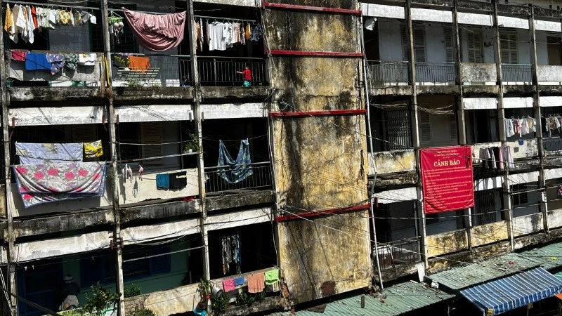 Hình ảnh xập xệ, xuống cấp tại chung cư Vĩnh Hội, phường Khánh Hội.