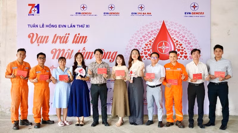 Đông đảo cán bộ, công nhân viên, người lao động Tổng công ty Phát điện 3 tham gia hiến máu.