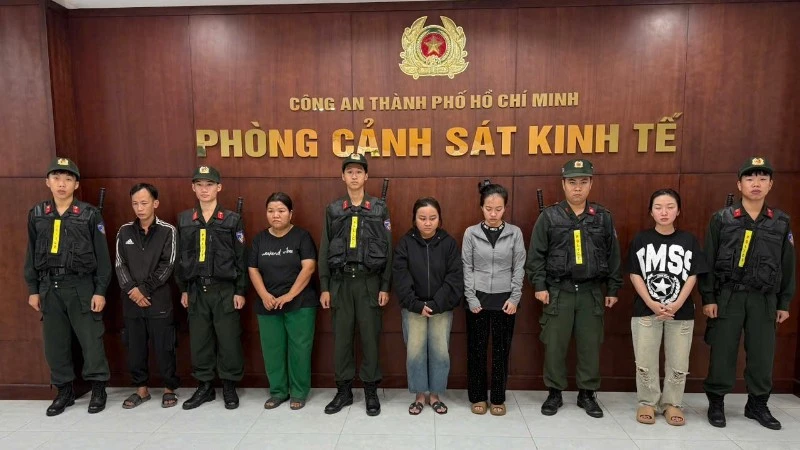 Các đối tượng tại cơ quan Công an. (Ảnh: Công an cung cấp)