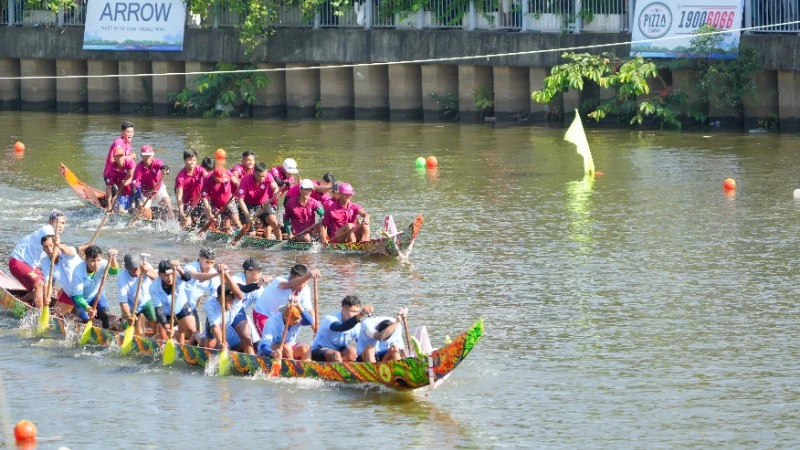 Không gian mặt nước trên kênh Nhiêu Lộc-Thị Nghè được địa phương dùng để tổ chức Cuộc thi đua nghe Ngo. 