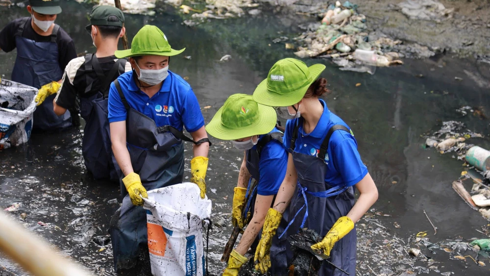 Các tình nguyện viên vớt rác dưới kênh sau lễ ra quân Chủ nhật xanh lần thứ 165- năm 2025.