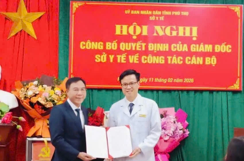 Đồng chí Lê Hồng Trung, Tỉnh ủy viên, Giám đốc Sở Y tế Phú Thọ (trái) trao Quyết định cho đồng chí Trương Như Hiển (phải).