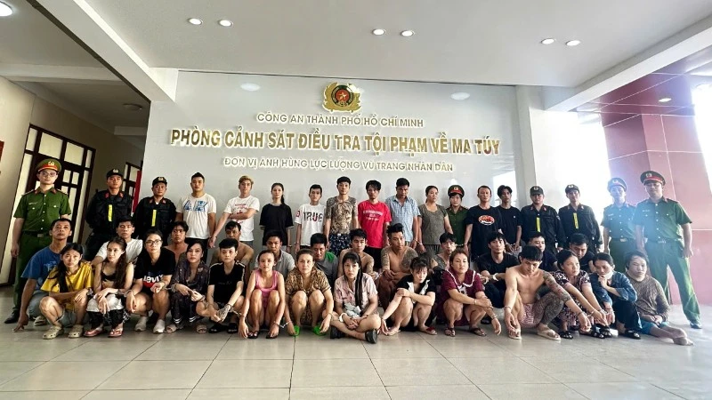 Các đối tượng tại cơ quan chức năng.